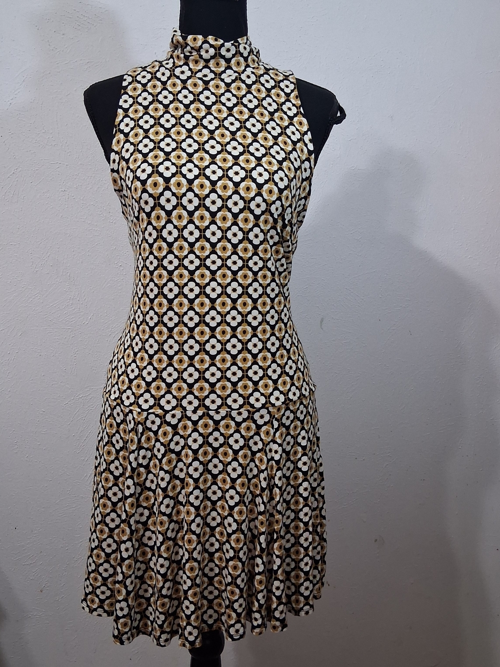 Sleeveless High-Neck Floral Pattern Dress in Black and Cream